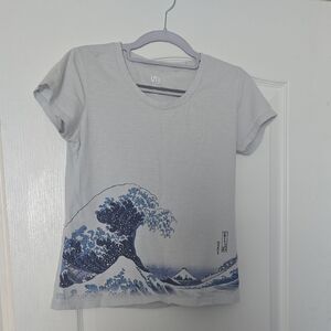 Uniqlo Women's Hokusai Blue and White Wave Tee